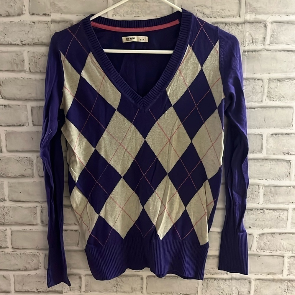 Old Navy women’s purple, gray pink argyle pattern size small neck, long sleeves